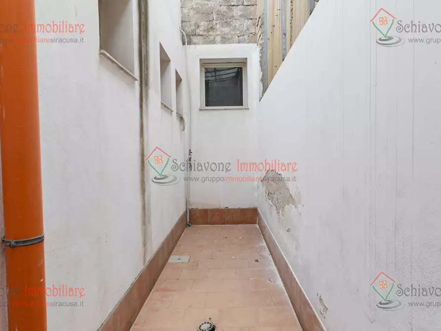 Immagine 22 di Locale commerciale in vendita  a Floridia