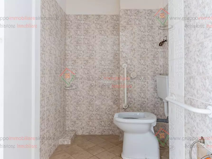 Immagine 5 di Locale commerciale in vendita  a Siracusa