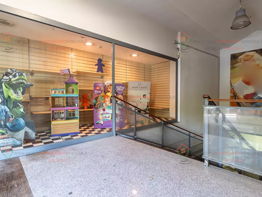 Immagine 33 di Locale commerciale in affitto  a Siracusa