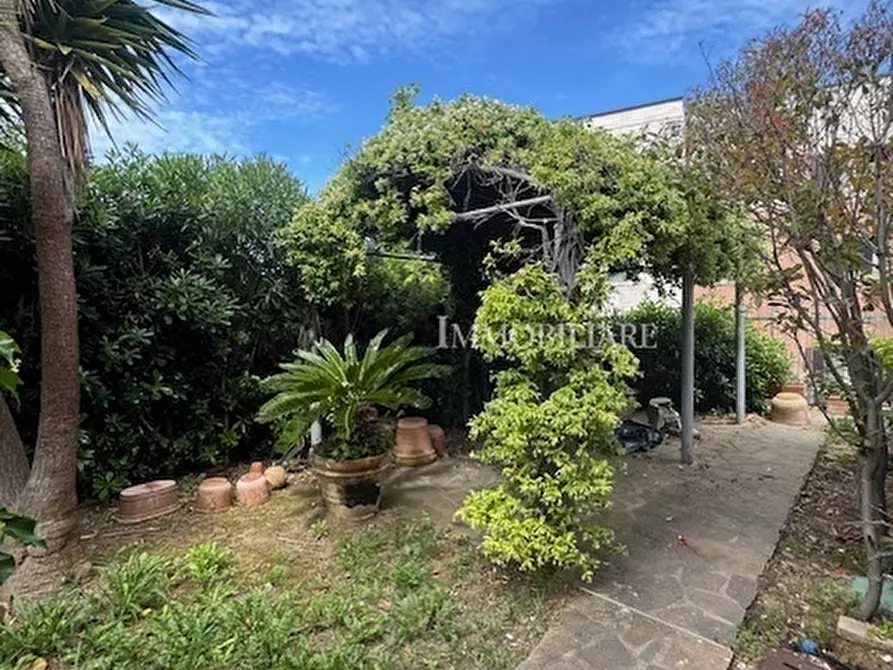 Immagine 58 di Villa in vendita  a Livorno