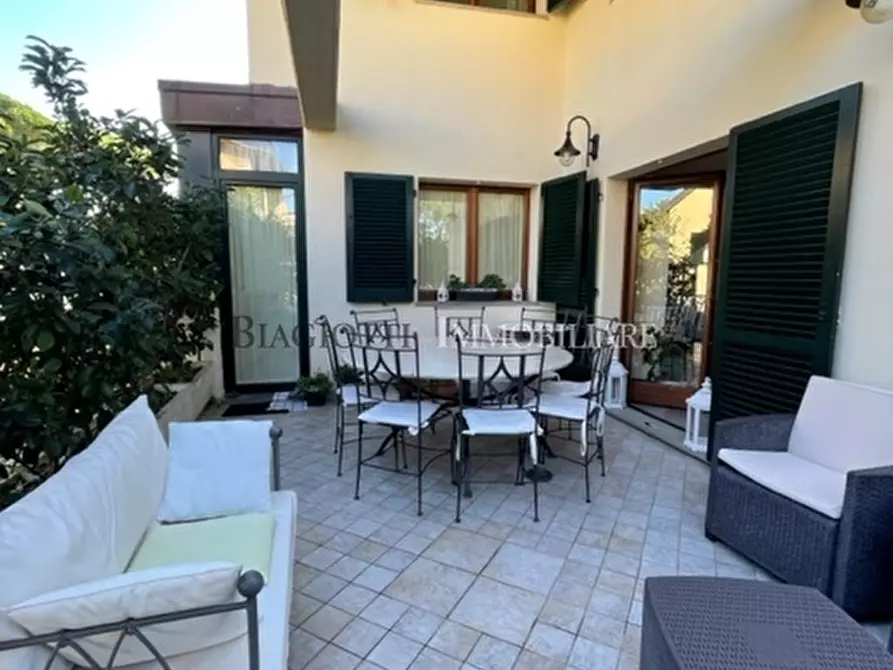Immagine 3 di Villa in vendita  a Livorno
