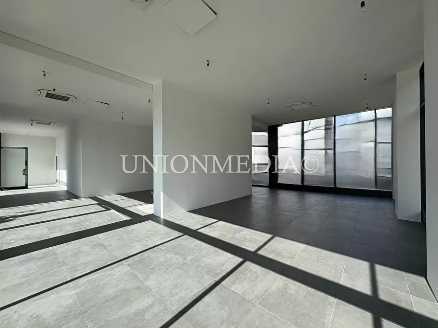 Immagine 4 di Locale commerciale in affitto  a Sarzana