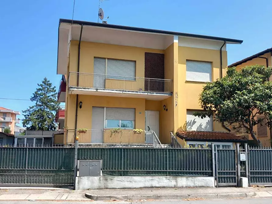 Immagine 1 di Porzione di casa in vendita  in Viale Malta 2 a Riccione