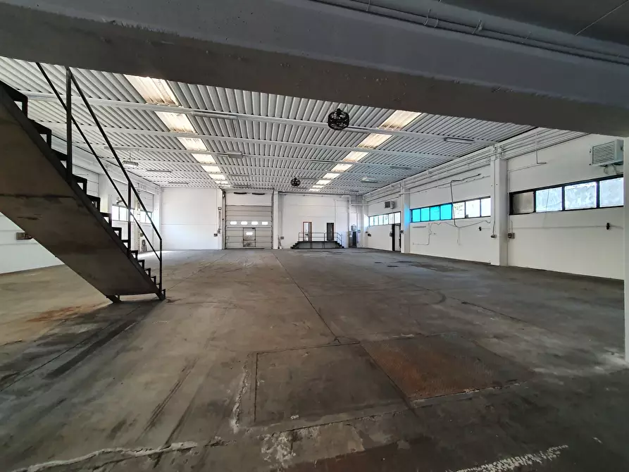 Immagine 5 di Attività artigianale in affitto  a Santarcangelo Di Romagna