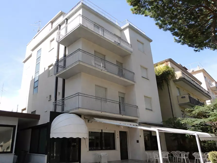 Immagine 1 di Palazzo in vendita  in Viale Renato Parisano 1 a Rimini