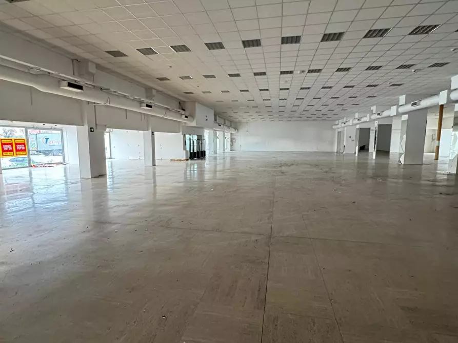 Immagine 1 di Locale commerciale in vendita  a Rimini