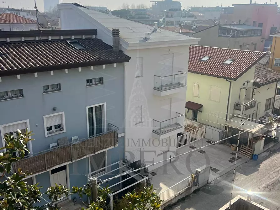 Immagine 1 di Palazzo in vendita  in Viale Cesare Nicolini 15 a Rimini