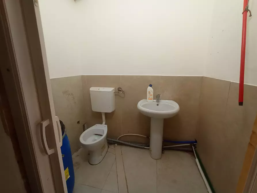 Immagine 18 di Locale commerciale in vendita  a Modena