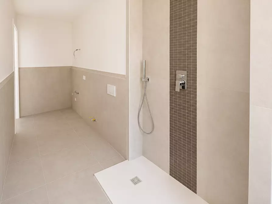Immagine 13 di Loft/Open space in vendita  in Via Emilia Centro 227 a Modena