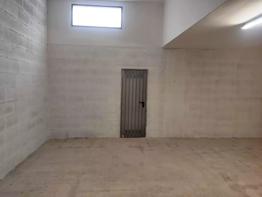 Immagine 4 di Garage in vendita  in Via Adelfia 6 a Casamassima