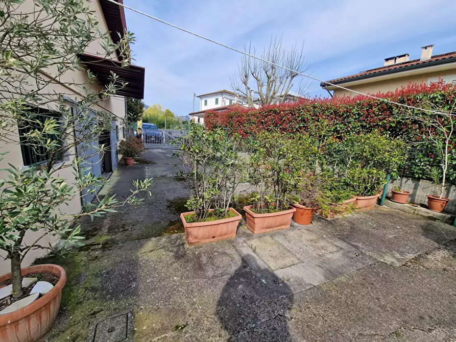 Immagine 18 di Quadrilocale in vendita  in Via delle Gavine 531 a Lucca