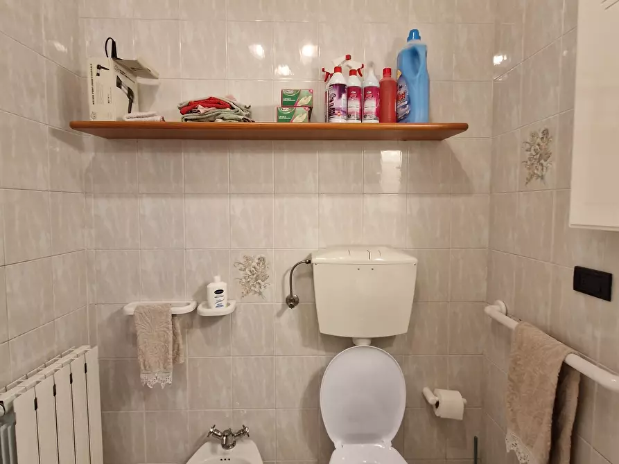 Immagine 15 di Quadrilocale in affitto  a Lucca