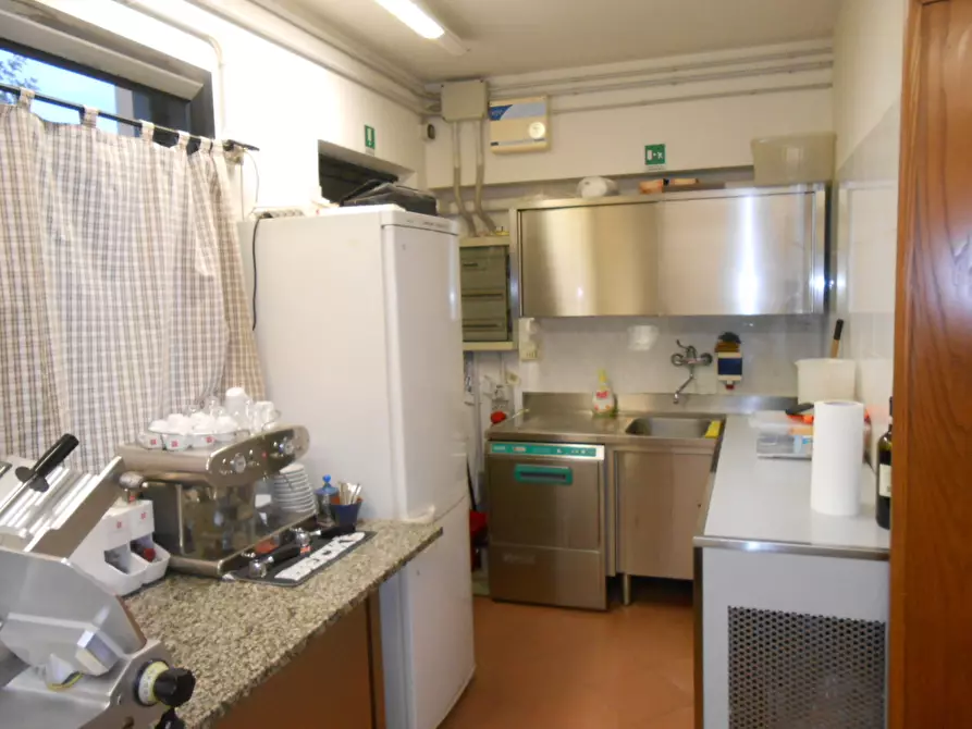 Immagine 2 di Pizzeria / Pub in vendita  in Viale Giosuè Carducci a Lucca