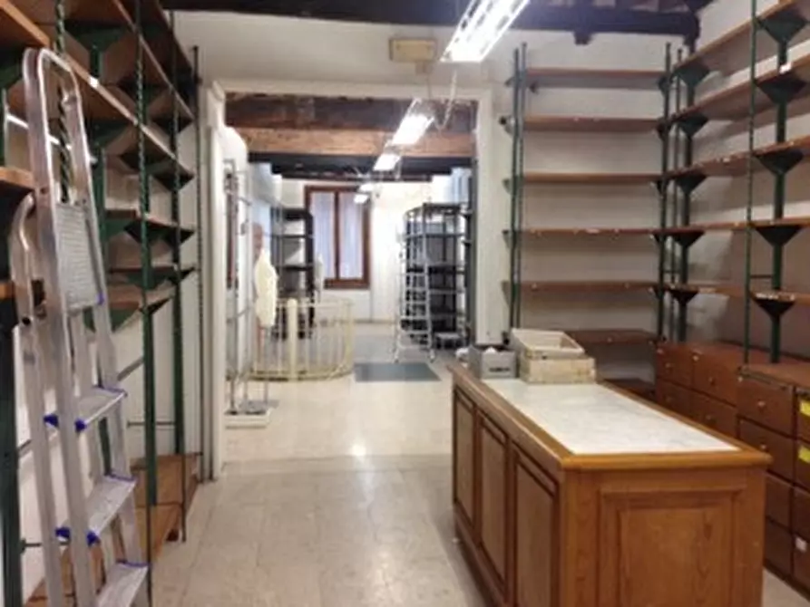 Immagine 7 di Capannone industriale in vendita  in Piazza San Michele a Lucca