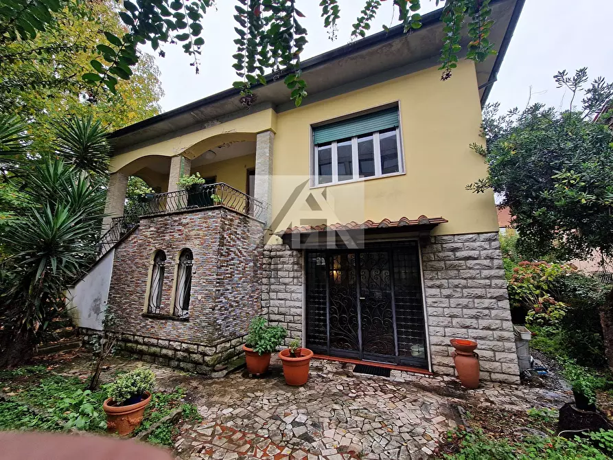 Immagine 1 di Villa in vendita  in Viale Alcide De Gasperi 37 a Lucca
