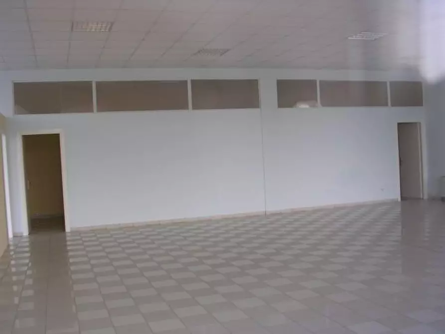 Immagine 1 di Locale commerciale in vendita  in Via Viaccia a Lucca