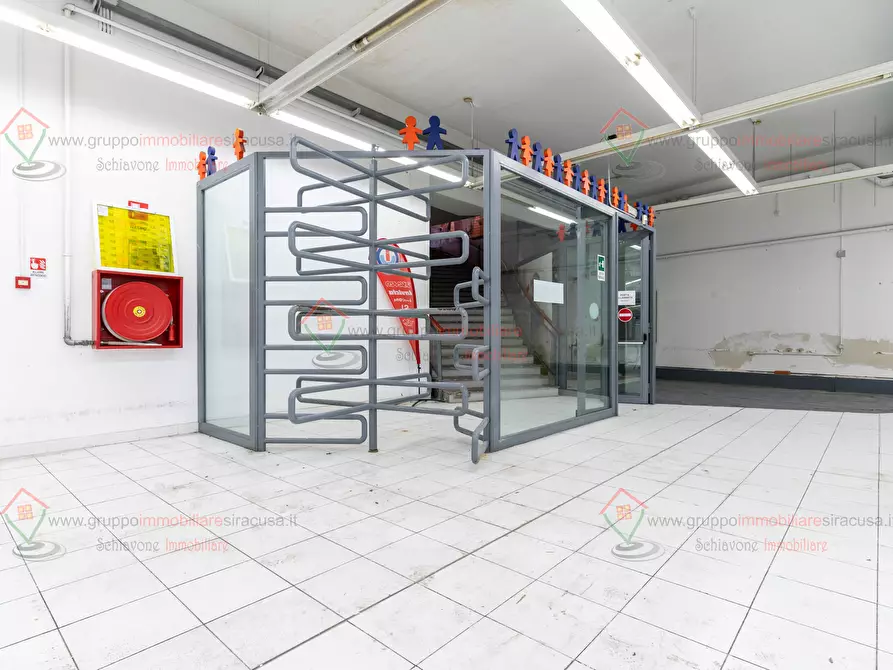 Immagine 28 di Locale commerciale in affitto  a Siracusa