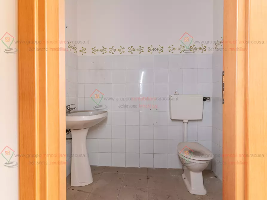 Immagine 10 di Locale commerciale in vendita  a Priolo Gargallo