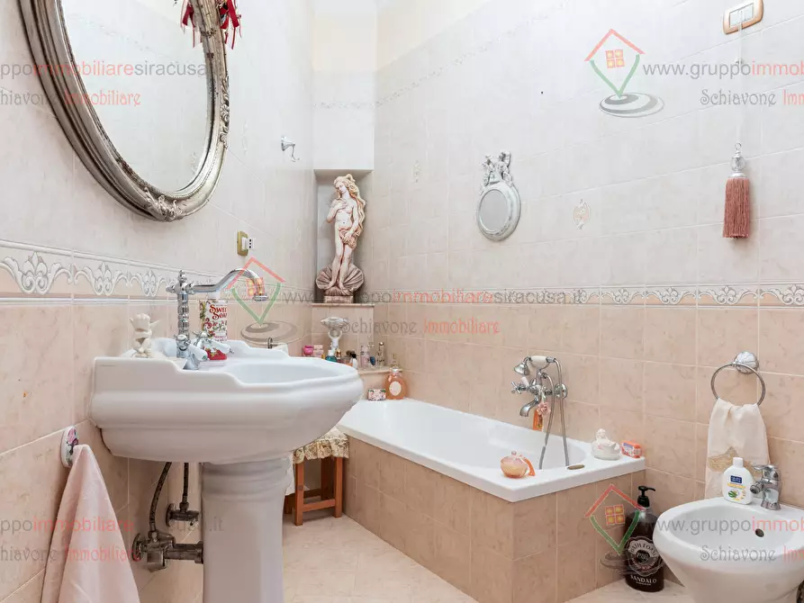 Immagine 15 di Pentalocale in vendita  a Siracusa