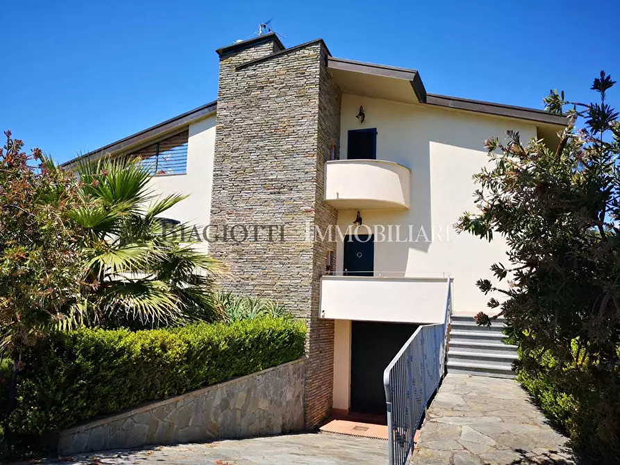 Immagine 4 di Villa in vendita  a Livorno