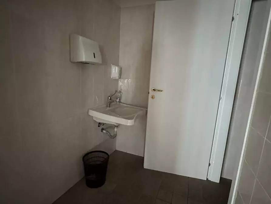 Immagine 3 di Locale commerciale in vendita  a Rimini