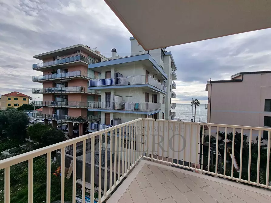 Immagine 1 di Bilocale in vendita  in passeggiata trento trieste 39 a Ventimiglia