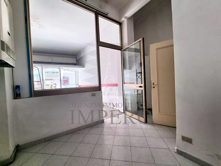 Immagine 2 di Locale commerciale in vendita  in Via Colonnello Aprosio 102 a Vallecrosia