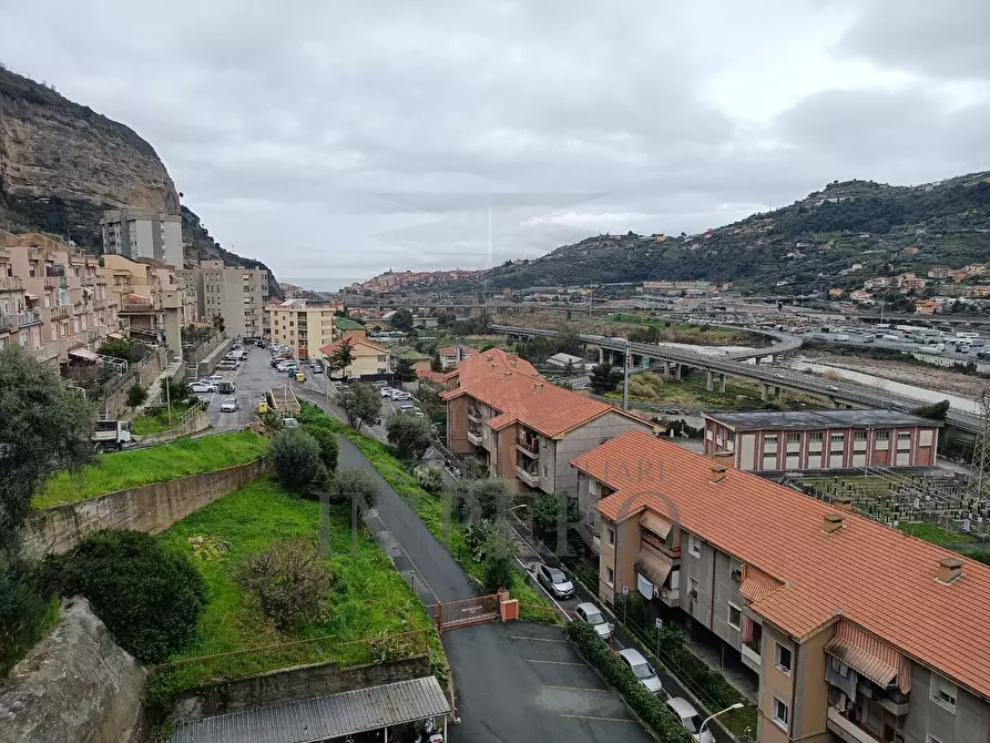 Immagine 1 di Pentalocale in vendita  in Via Caduti del Lavoro 3 a Ventimiglia