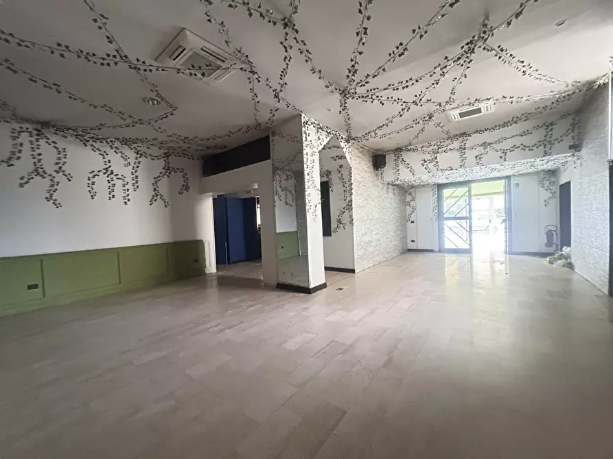 Immagine 1 di Locale commerciale in affitto  in Viale Nettuno a Francavilla Al Mare