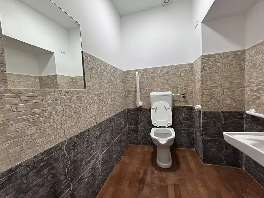 Immagine 9 di Locale commerciale in affitto  in Via Adriatica Sud 228 a Francavilla Al Mare