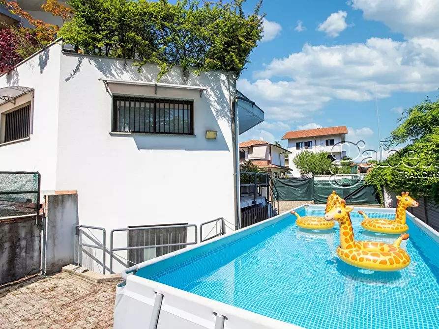 Immagine 1 di Villa in vendita  a Parabiago