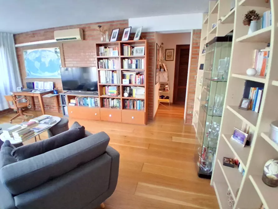 Immagine 1 di Casa bifamiliare in vendita  in Via dei Pellegrini a Lucca