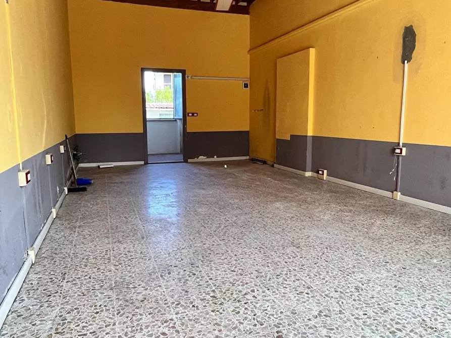 Immagine 4 di Locale commerciale in affitto  in Viale G. Puccini a Lucca