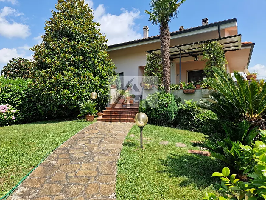 Immagine 1 di Villa in vendita  in Via delle Gavine a Lucca