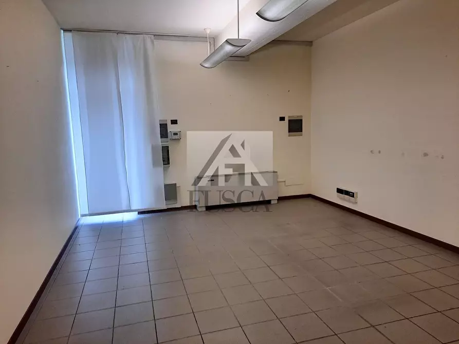 Immagine 8 di Ufficio in affitto  in Viale G. Puccini a Lucca