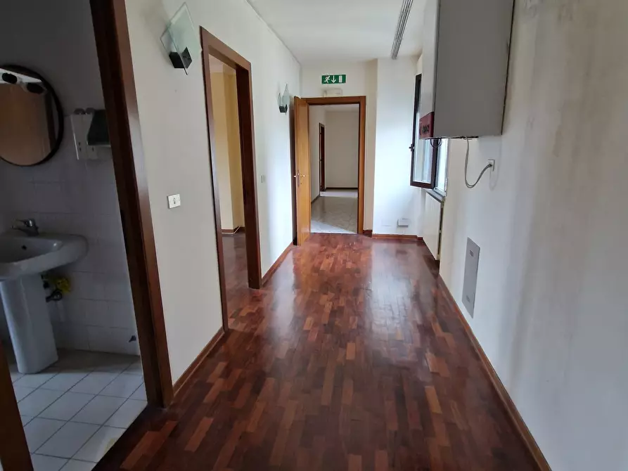 Immagine 6 di Ufficio in vendita  in alighieri a Lucca