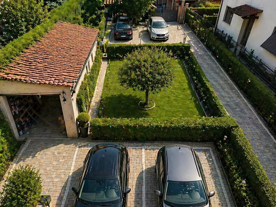 Immagine 2 di Pentalocale in vendita  in Via Versilia a Lucca
