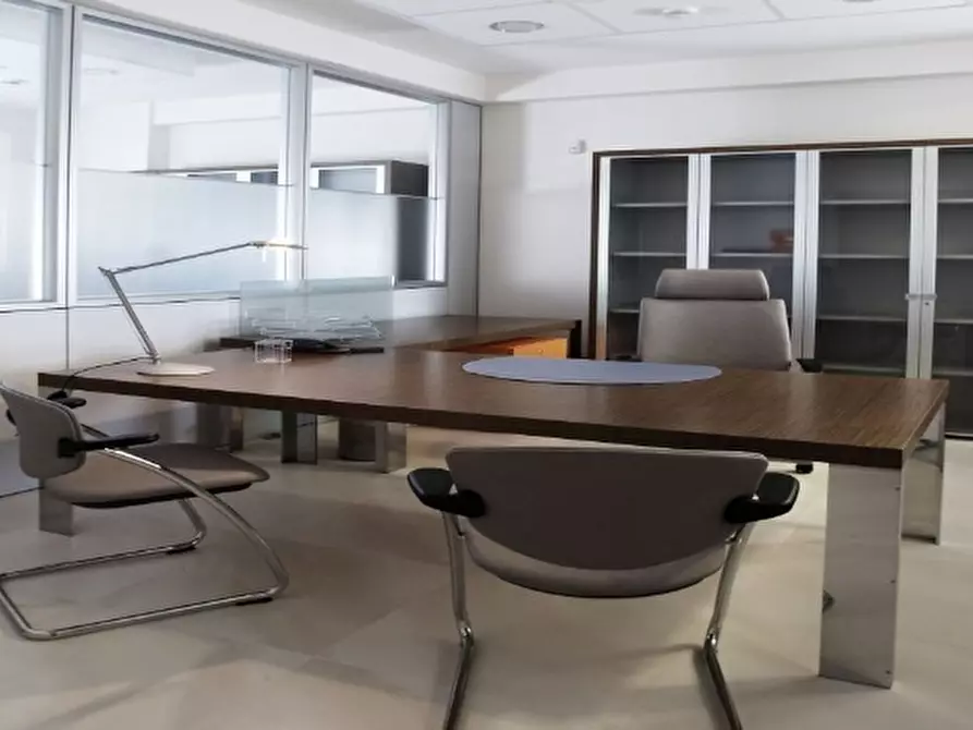 Immagine 1 di Ufficio in vendita  in Viale Lazzaro Papi 29 a Lucca