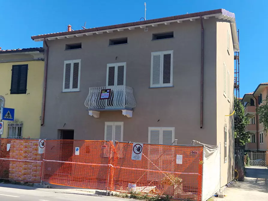 Immagine 2 di Pentalocale in vendita  in Via Versilia a Lucca