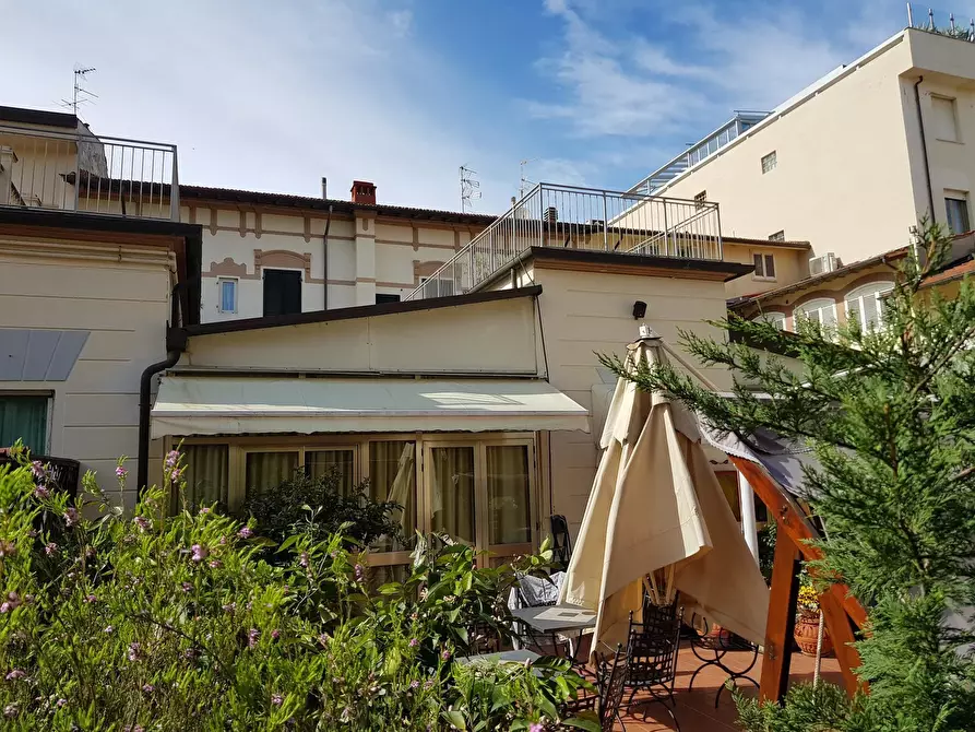 Immagine 3 di Palazzo in vendita  in via carrara 23 a Viareggio