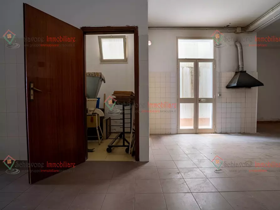 Immagine 19 di Locale commerciale in vendita  a Floridia