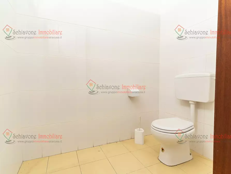 Immagine 18 di Locale commerciale in vendita  a Floridia