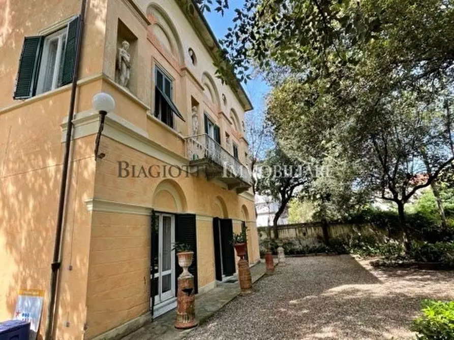 Immagine 1 di Villa in vendita  a Livorno