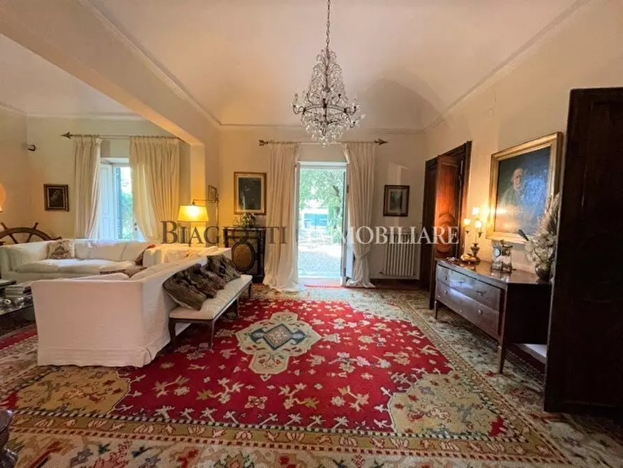 Immagine 3 di Villa in vendita  a Livorno