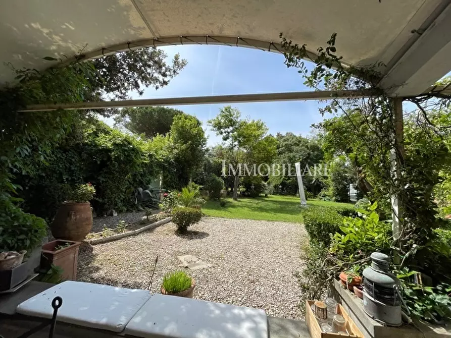 Immagine 8 di Villa in vendita  a Livorno