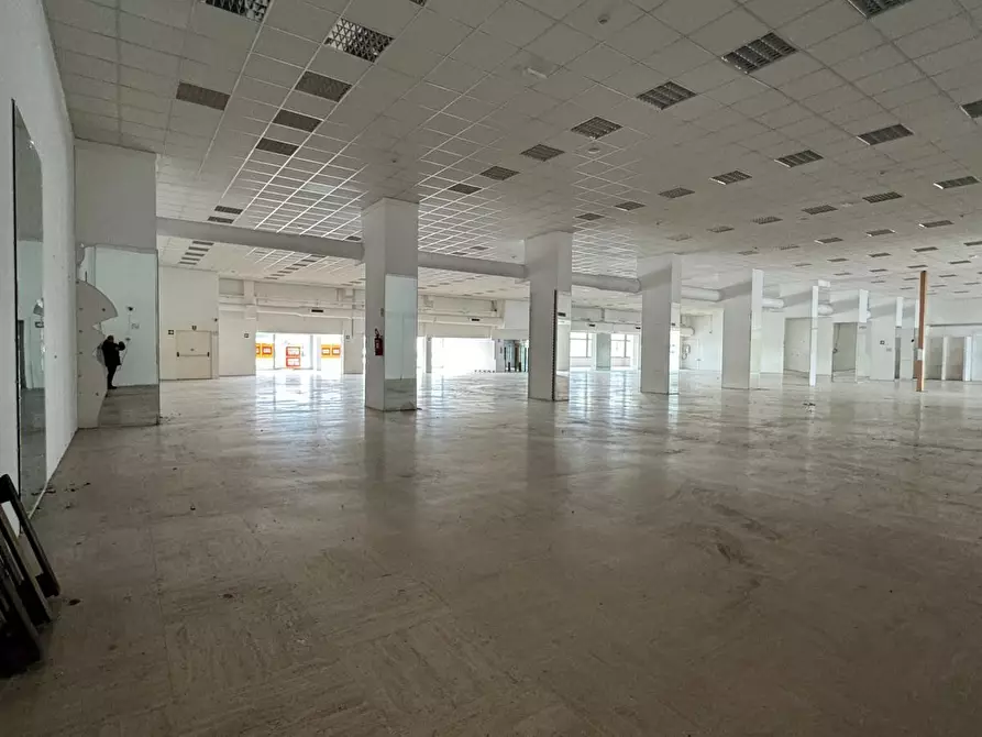 Immagine 5 di Locale commerciale in vendita  a Rimini