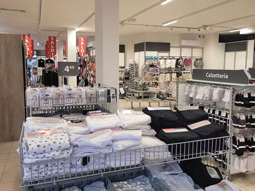 Immagine 11 di Attività commerciale in affitto  in Piazza Europa 24 a Verucchio