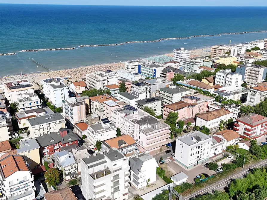 Immagine 1 di Palazzo in vendita  in Via Albio Tibullo 40 a Bellaria-Igea Marina