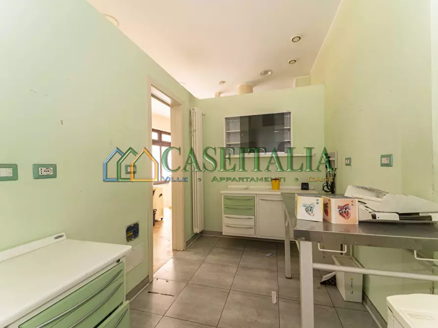 Immagine 10 di Locale commerciale in vendita  in Via Cavour 46 a Alpignano