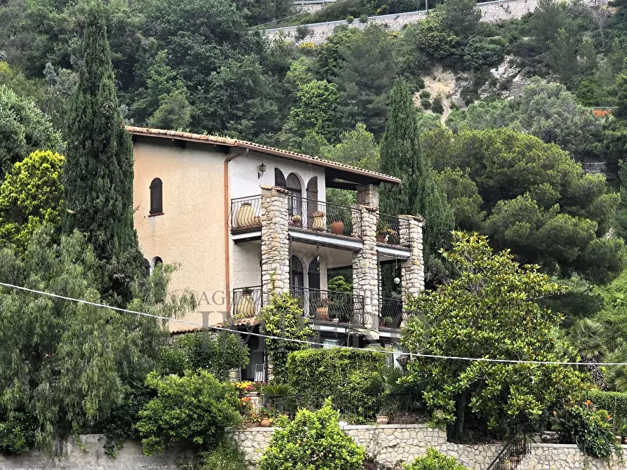 Immagine 1 di Villa in vendita  in Via Moretti 11b a Ventimiglia